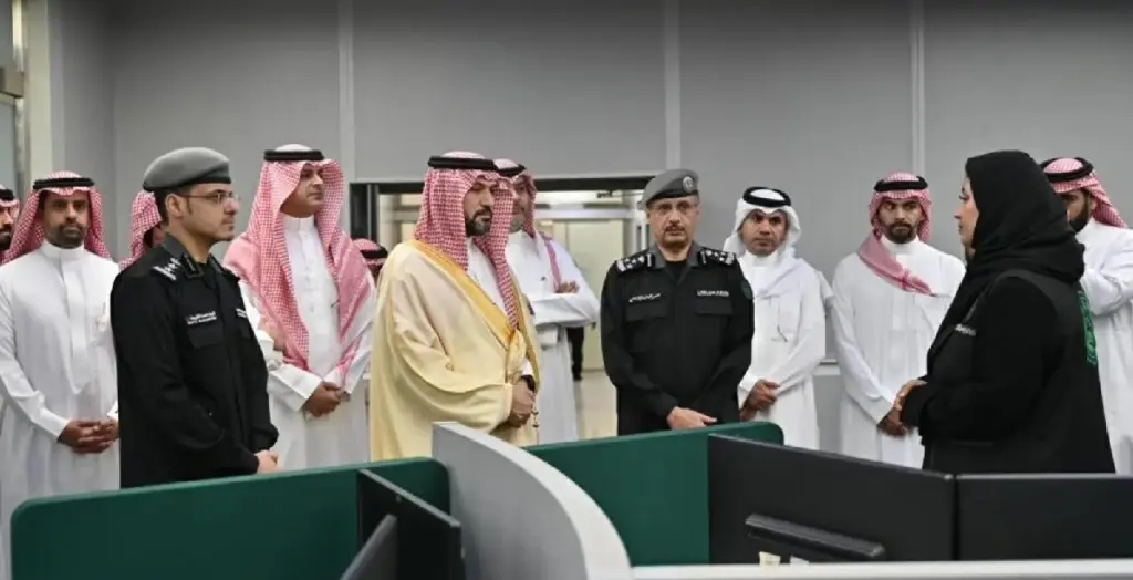 الحربي يزور مركز العمليات الأمنية الموحدة (911) بمنطقة مكة المكرمة - أخبار السعودية