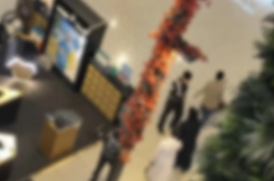 سيدة تحطم محل عطور داخل مول.. و«الموارد البشرية» تتحرك ميدانياً – أخبار السعودية سيدة تحطم محل عطور داخل مول.. و«الموارد البشرية» تتحرك ميدانياً - أخبار السعودية