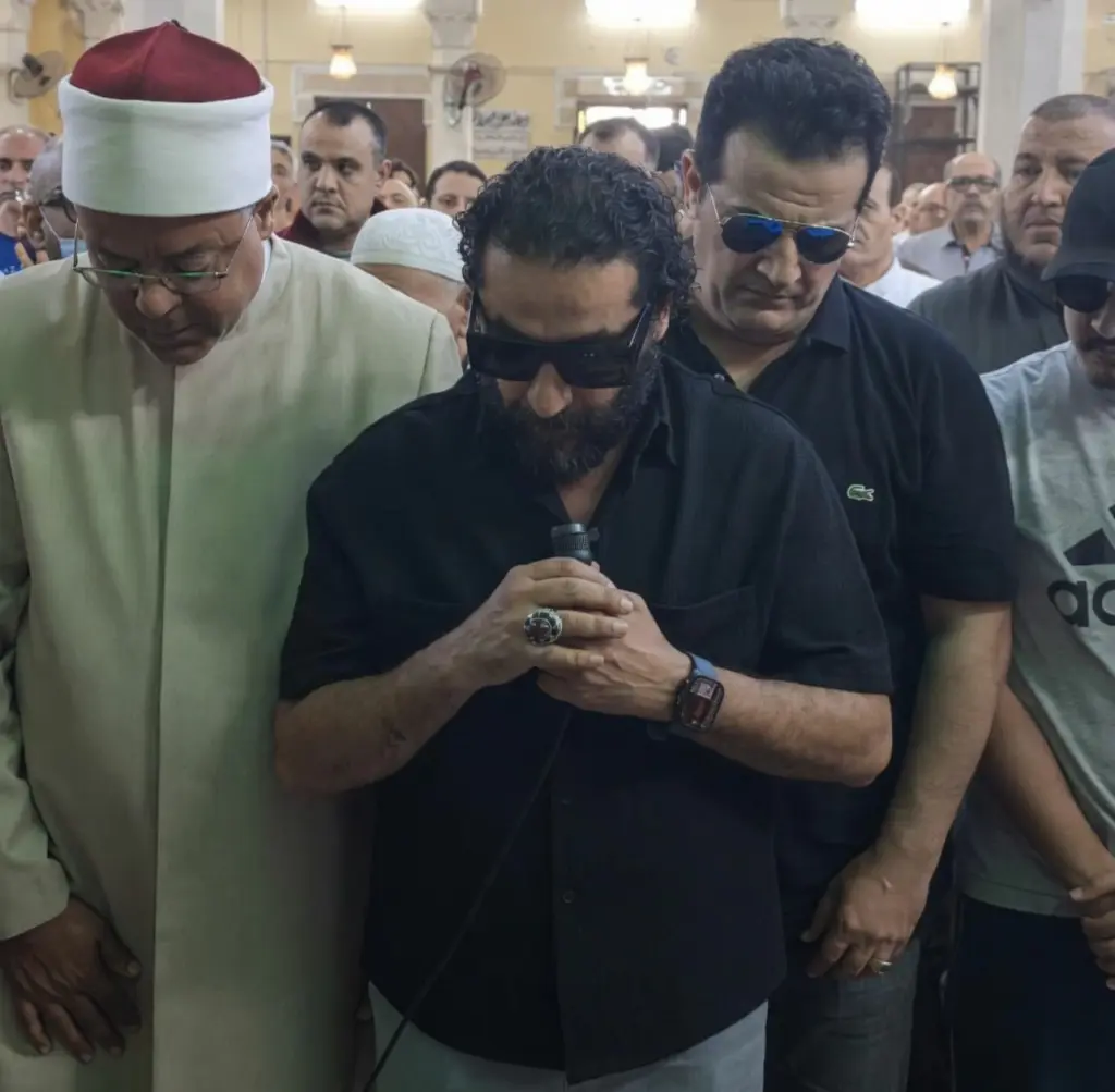 الوداع الأخير.. أبرز مشاهد جنازة والدة أحمد حلمي - أخبار السعودية