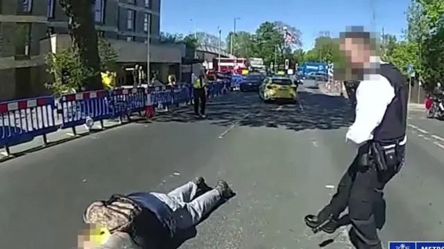 لقطة من كاميرا شرطي تظهر توقيف رجل بعد طعن شخصين في "غولدرز غرين" شمال غرب لندن، 29 أبريل/نيسان 2026.