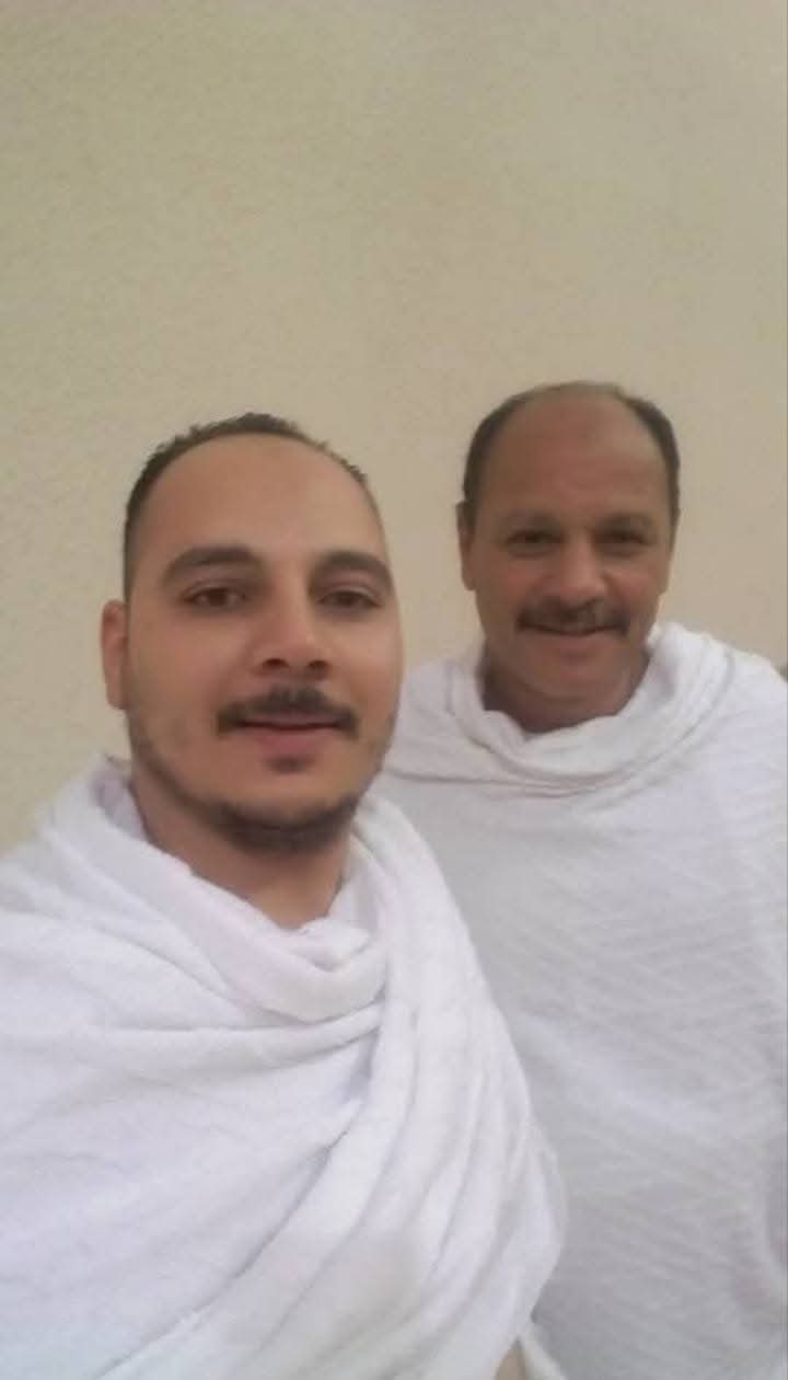 صورة الاب وابنه خلال اداء رحلة العمرة