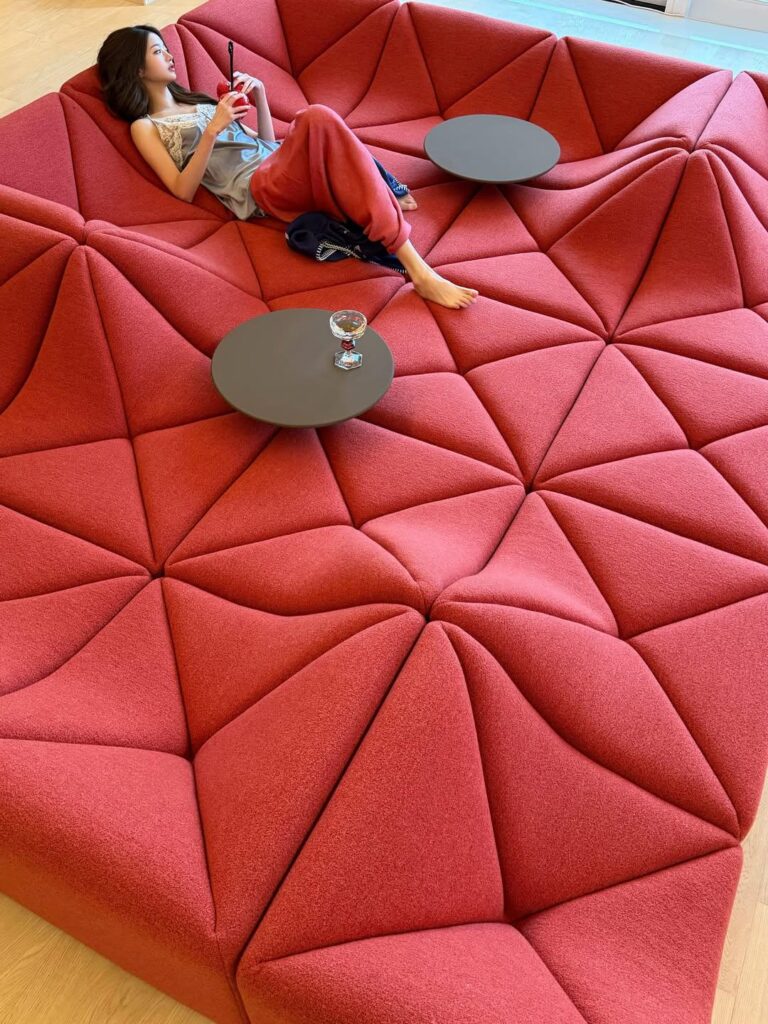 260521 Wonyoung يرقد على Dune Sofa من تصميم Pierre Paulin والذي يبلغ سعره أكثر من 200000 دولار