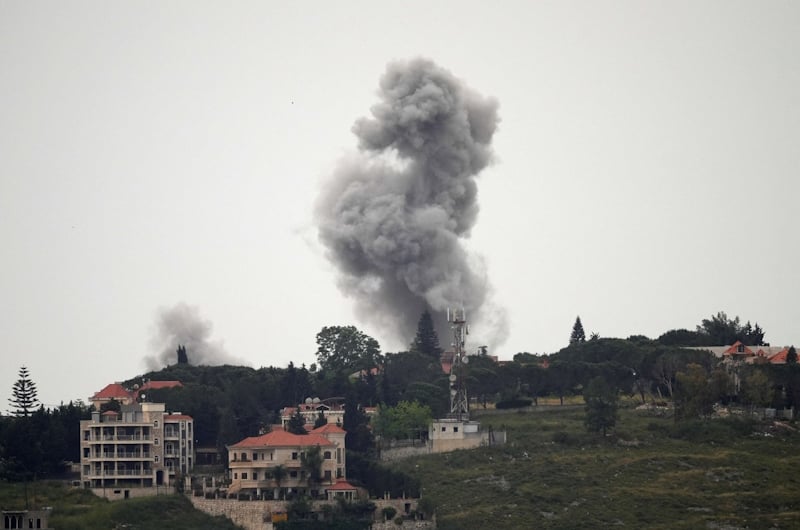 مقتل 12 شخصا وإصابة 3 آخرين في غارة إسرائيلية على جنوب لبنان مقتل 12 شخصا وإصابة 3 آخرين في غارة إسرائيلية على جنوب لبنان