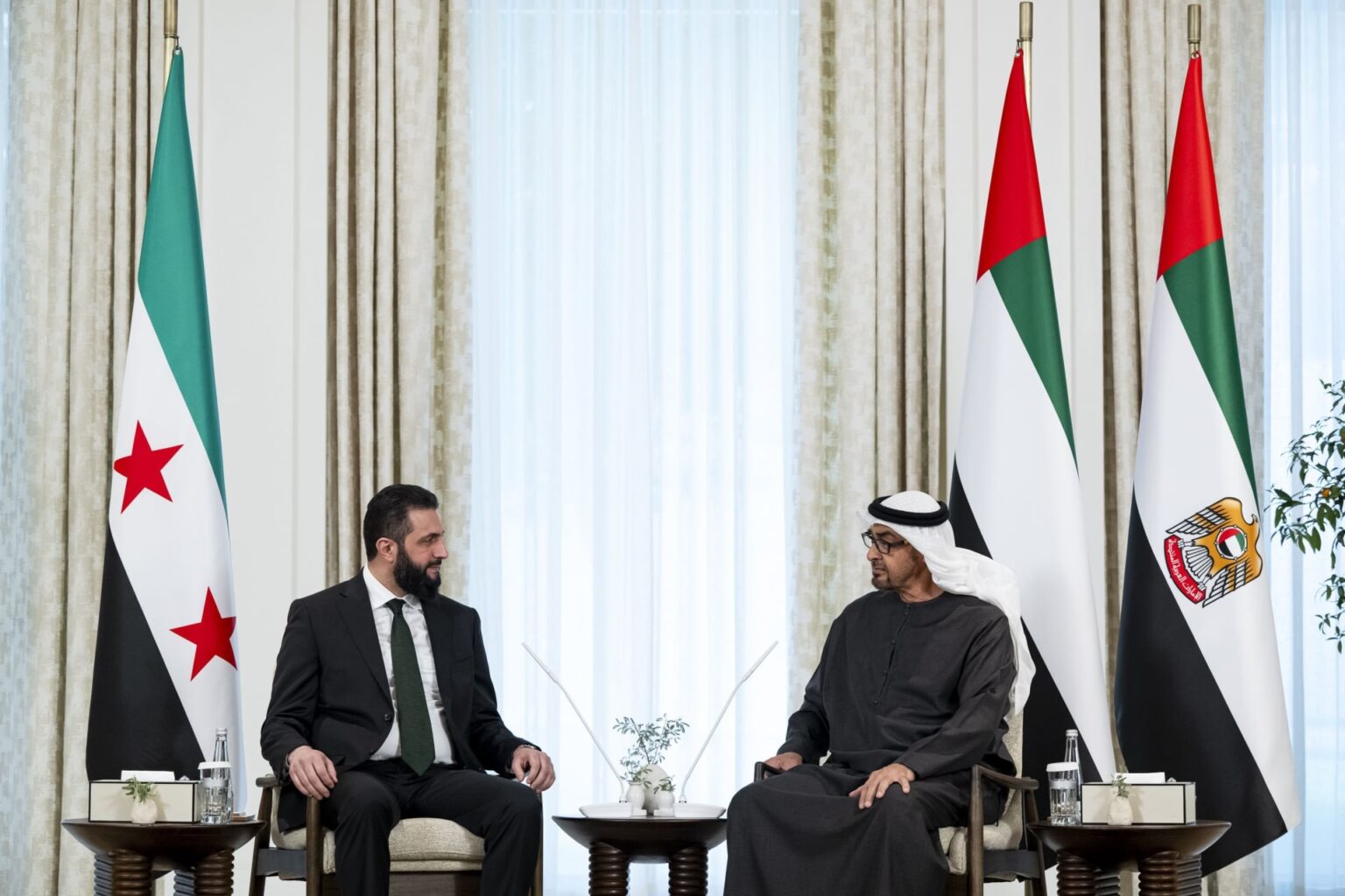 تقارب متسارع بين أبوظبي ودمشق.. رئيس الدولة والشرع يبحثان تعزيز التعاون الاقتصادي الاستثماري تقارب متسارع بين أبوظبي ودمشق.. رئيس الدولة والشرع يبحثان تعزيز التعاون الاقتصادي الاستثماري