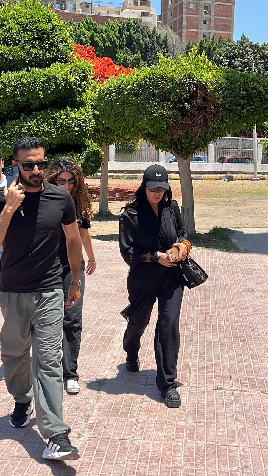 مني زكي تصل مسجد ناصر للمشاركة في جنازة والدة زوجها (1)
