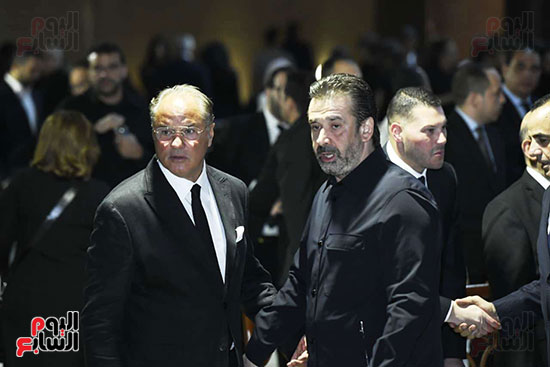 الفنان كريم عبد العزيز ومحمد السعدى فى عزاء الراحل هانى شاكر