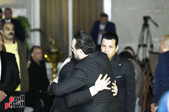 وائل جسار يقدم واجب العزاء