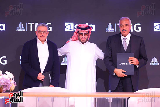 عقب الانتهاء من توقيع الاتفاقيه عقب الانتهاء من توقيع الاتفاقيه