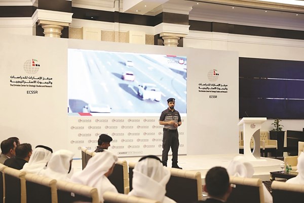 شرطة أبوظبي تقدم خدمات مرورية لموظفي «الإمارات للدراسات» شرطة أبوظبي تقدم خدمات مرورية لموظفي «الإمارات للدراسات»