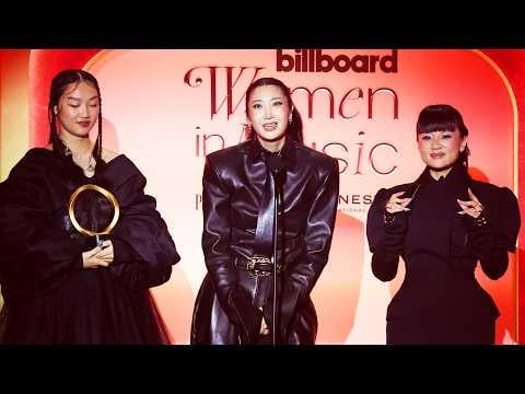 HUNTR/X (EJAE وAUDREY NUNA وREI AMI) - EJAE وREI AMI وAUDREY NUNA يقبلون جائزة امرأة العام في Billboard Women In Music 2026 (260430)
