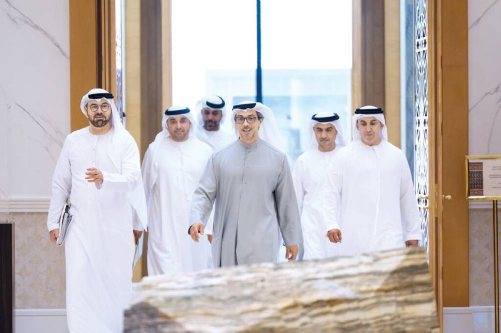 منصور بن زايد قبيل اجتماع المجلس الوزاري للذكاء الاصطناعي والتنمية بحضور محمد القرقاوي