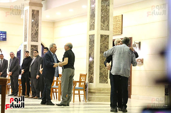 مفيد عاشور يتلقى العزاء من الفنان محمد أبو داود مفيد عاشور يتلقى العزاء من الفنان محمد أبو داود