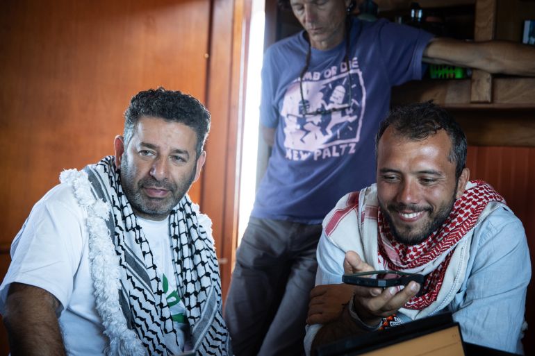 Saif Abukeshek, izquierda, activista palestino-español, y Thiago Ávila, activista brasileño, ambos integrantes del comité directivo de la Flotilla Global Sumud, a bordo del buque Arctic Sunrise de Greenpeace, que se unió a una flotilla con destino a Gaza en el mar Mediterráneo el 18 de abril de 2026. (Max Cavallari/Greenpeace vía AP)