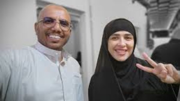 ضحك ودهشة.. موقف طريف بين ياسمين عبدالعزيز وإعلامي يمني خلال الحج