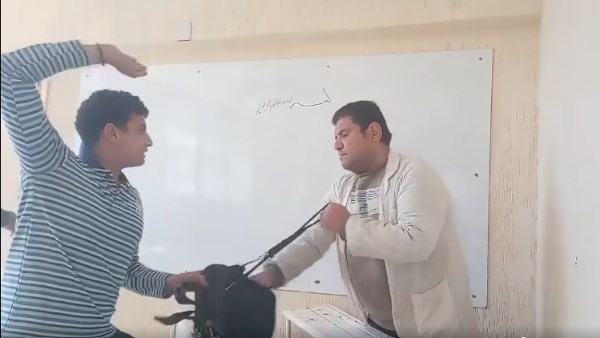 لازم يتحبس.. تداول فيديو لطالب يعتدي بالضرب على معلم يثير غضب رواد السوشيال ميديا لازم يتحبس.. تداول فيديو لطالب يعتدي بالضرب على معلم يثير غضب رواد السوشيال ميديا