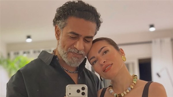 فى عيد زواجهما الـ 17.. صور تجمع محمد علاء وزوجته