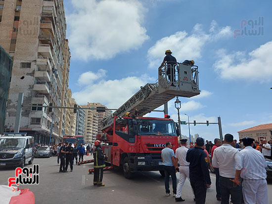 انقاذ-حياة-مريض-نفسى-جلس-سور-الطابق-ببرج-على-كورنيش-الاسكندرية-(2)