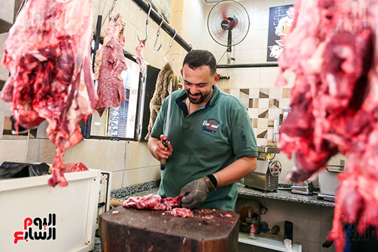سيد طارق يقوم بتقطيع اللحوم