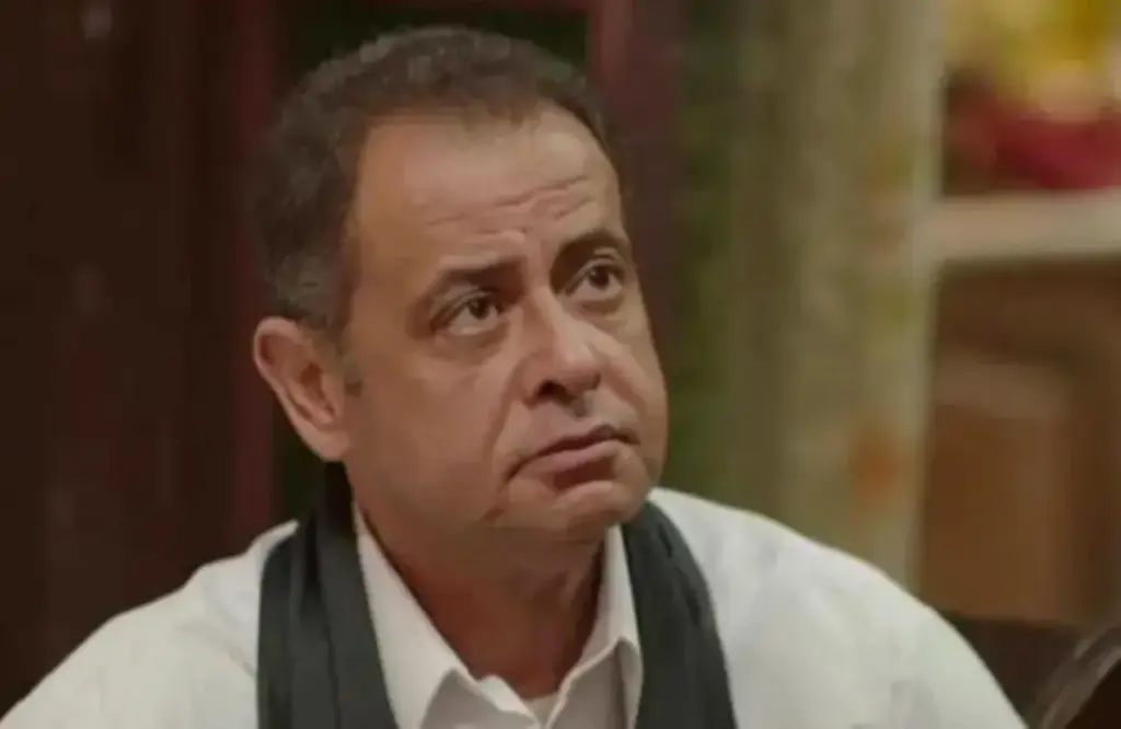 فنان مصري يوضح لماذا طالب بوضع النساء مع كلاب الشوارع