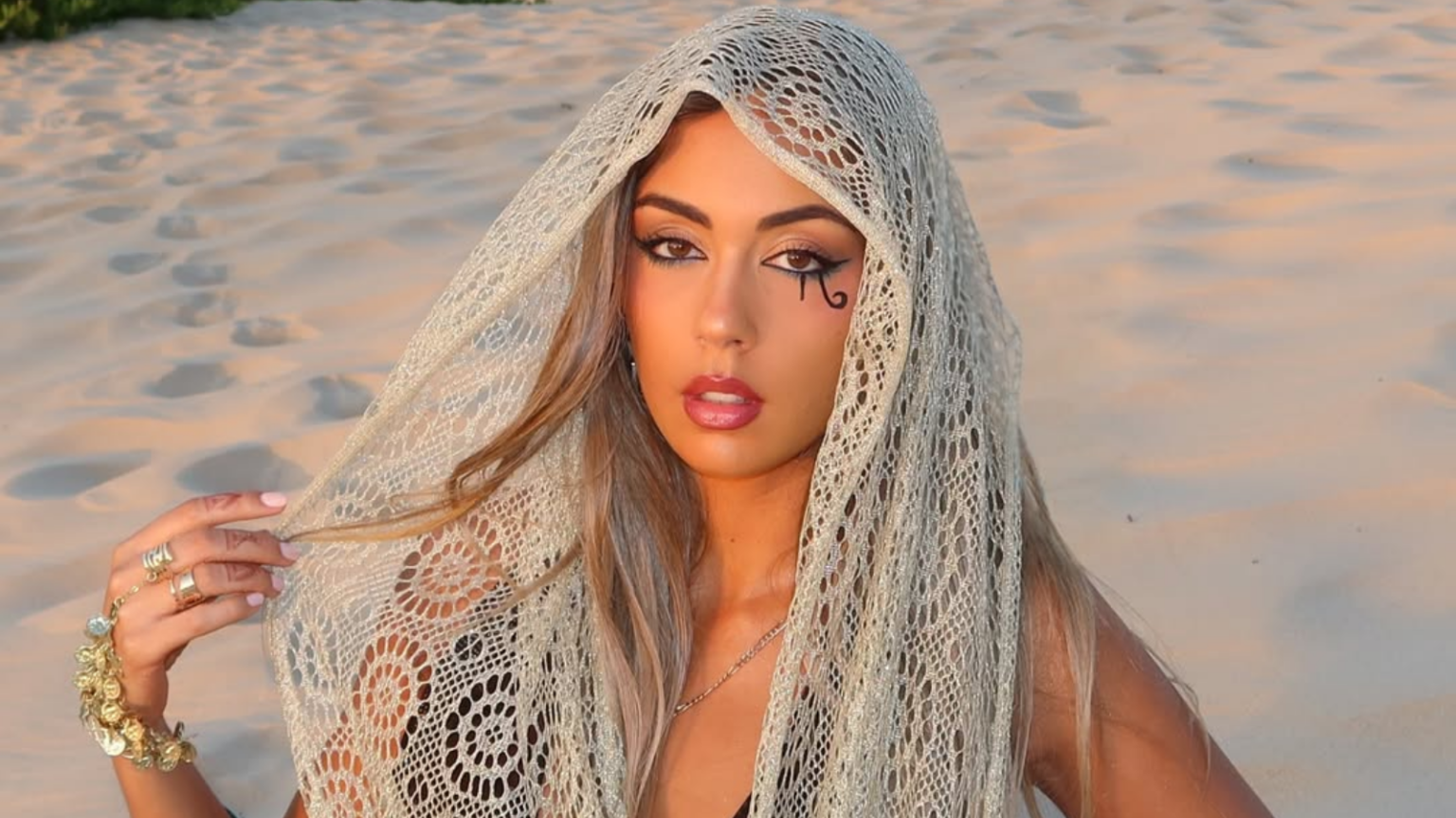 المغنية الإسبانية إيزادورا تكشف عن أصولها المصرية وتتصدّر الترند بأغنية "كلمة حلوة"