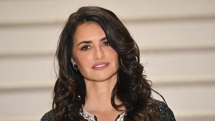 بالفيديو: بينيلوبي كروز تخطف الأنظار بلون شعر جديد في "كان"