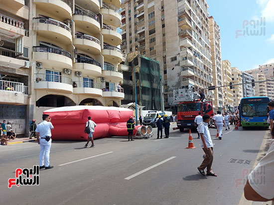 انقاذ-حياة-مريض-نفسى-جلس-سور-الطابق-ببرج-على-كورنيش-الاسكندرية-(1)