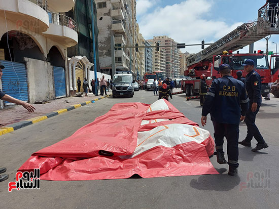 انقاذ-حياة-مريض-نفسى-جلس-سور-الطابق-ببرج-على-كورنيش-الاسكندرية-(4)