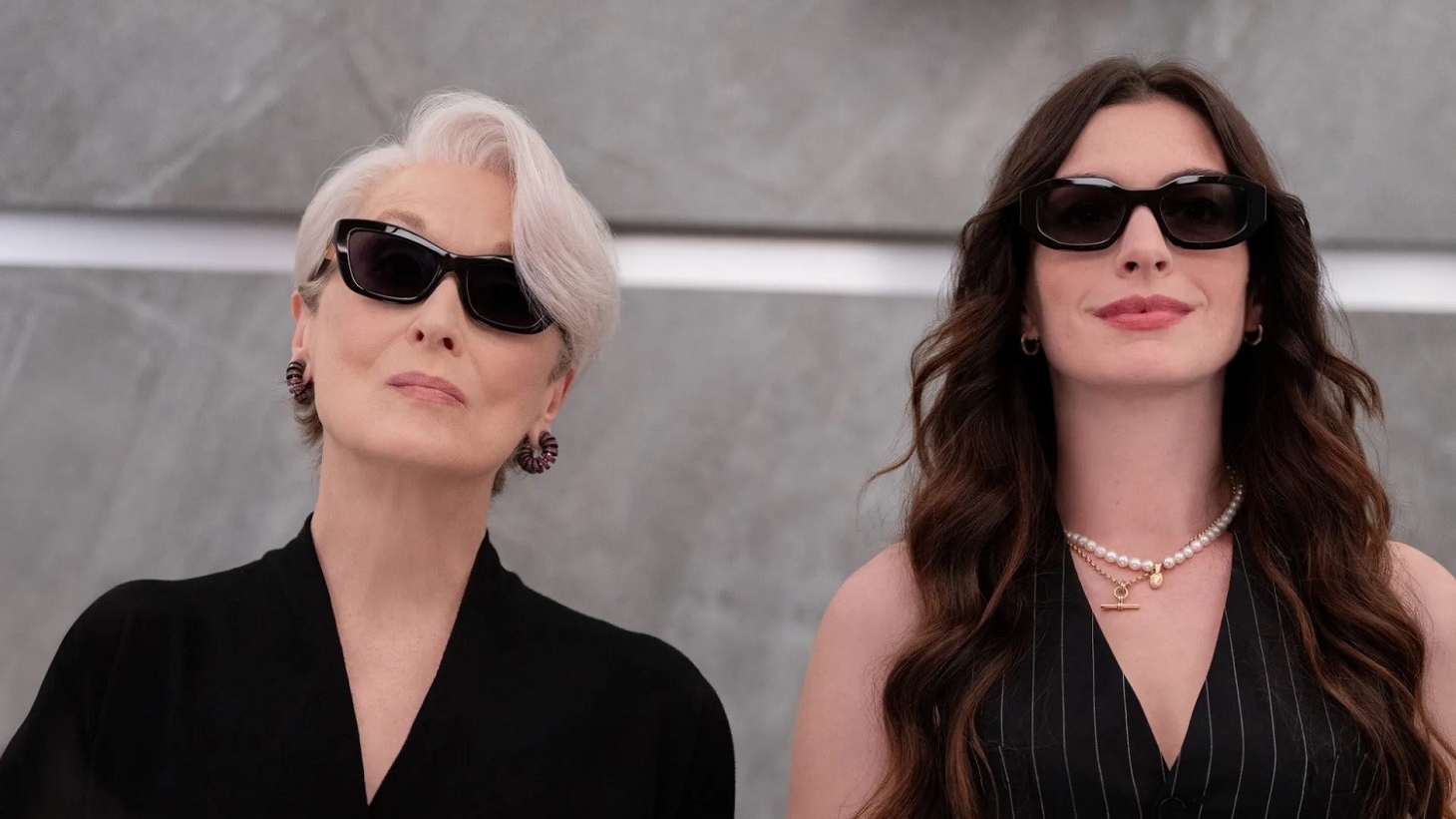 آن هاثاواي وميريل ستريب في The Devil Wears Prada 2. (إستوديوات القرن العشرين)