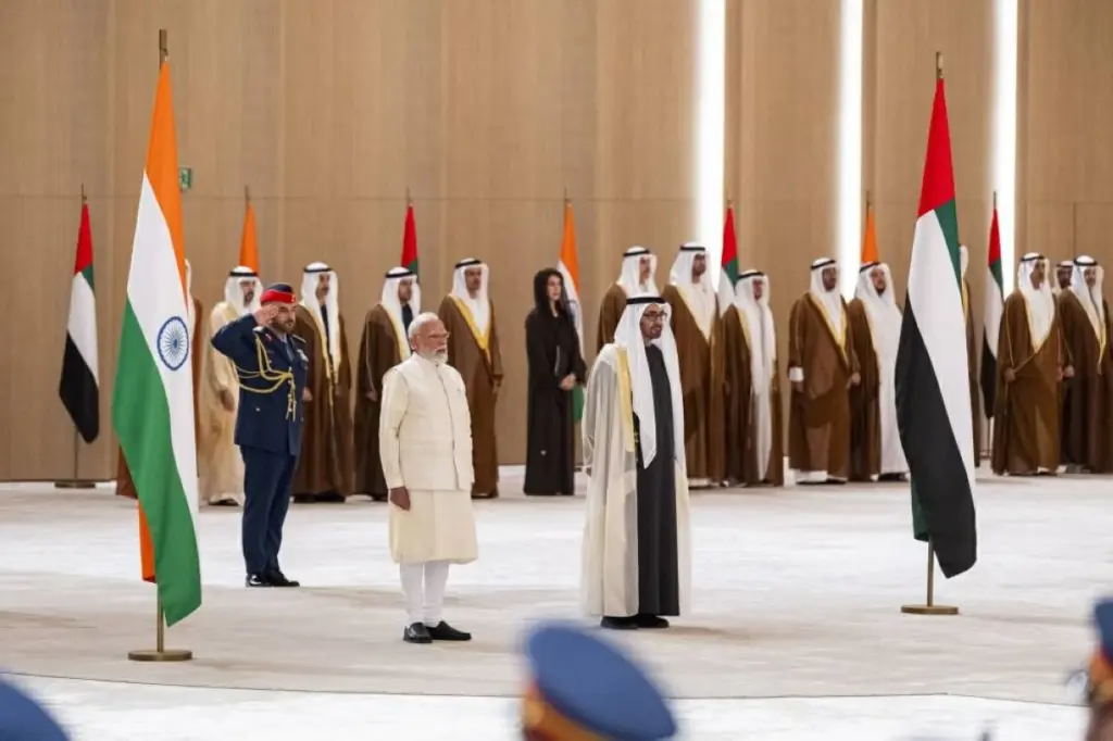 محمد بن زايد في مقدمة مستقبليه.. رئيس وزراء الهند يصل الإمارات في زيارة رسمية محمد بن زايد في مقدمة مستقبليه.. رئيس وزراء الهند يصل الإمارات في زيارة رسمية
