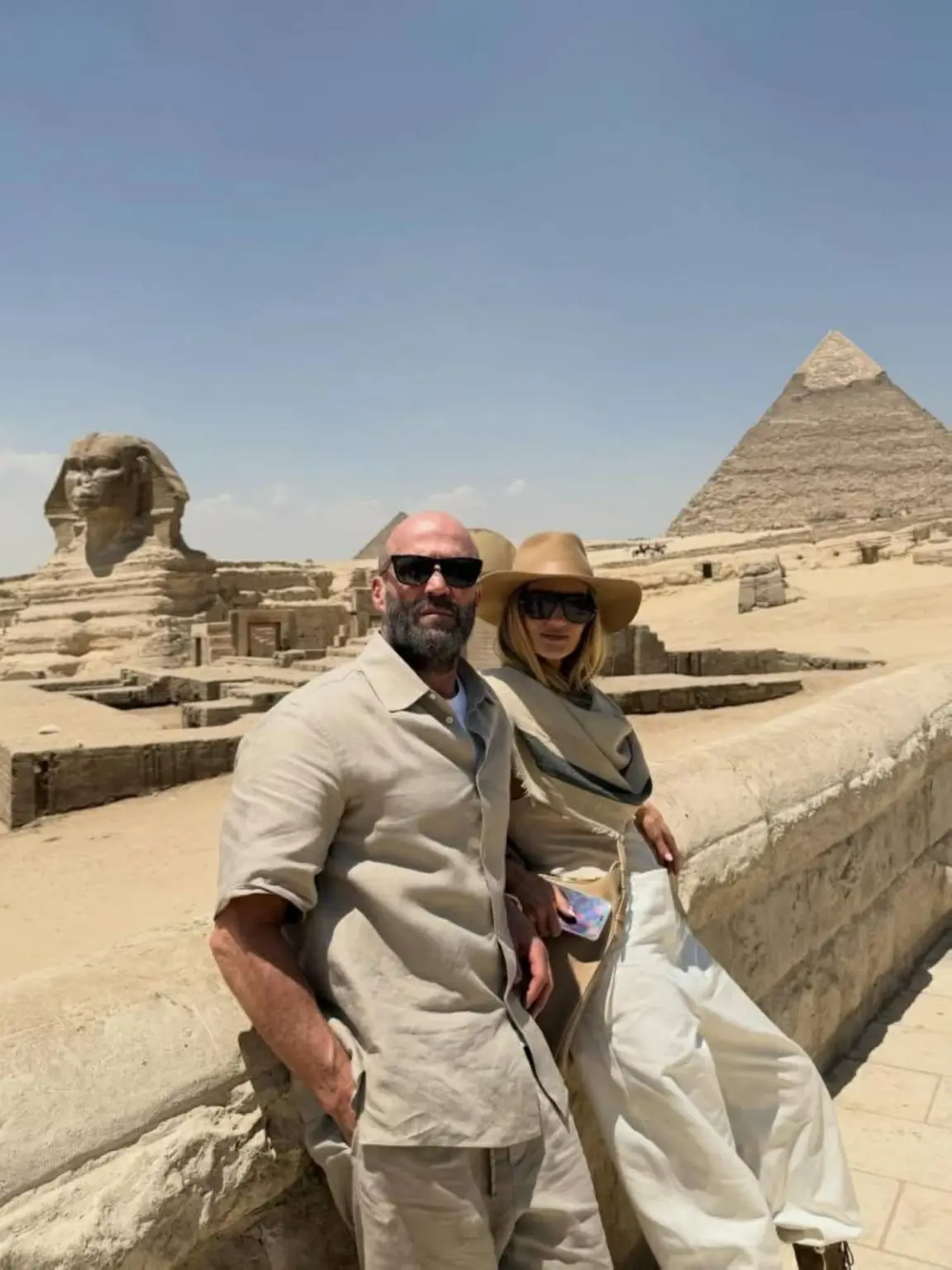 جيسون ستاثام يزور الأهرامات بصحبة زوجته قبل عرض فيلم «Mutiny» جيسون ستاثام يزور الأهرامات بصحبة زوجته قبل عرض فيلم «Mutiny»