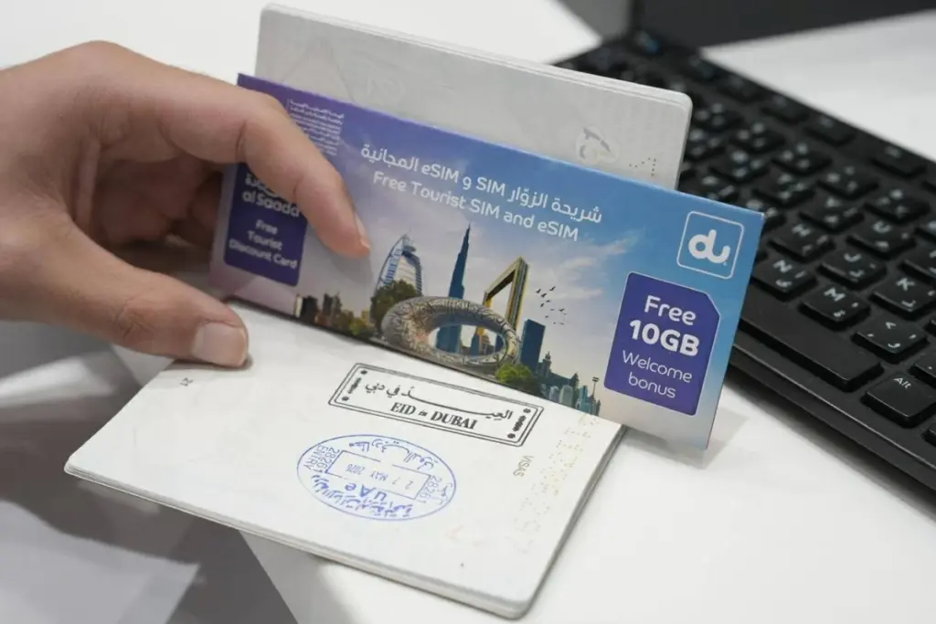 مطار دبي يستقبل المسافرين بختم «العيد» مطار دبي يستقبل المسافرين بختم «العيد»