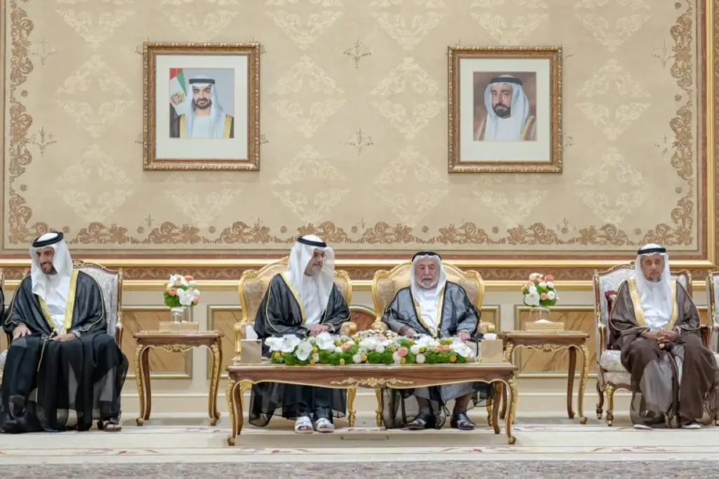 سلطان يستقبل المهنئين بعيد الأضحى المبارك سلطان يستقبل المهنئين بعيد الأضحى المبارك
