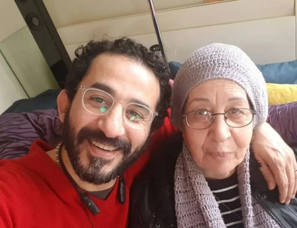 بعد رحيلها اليوم.. رسائل من أحمد حلمي تكشف تعلقه بوالدته