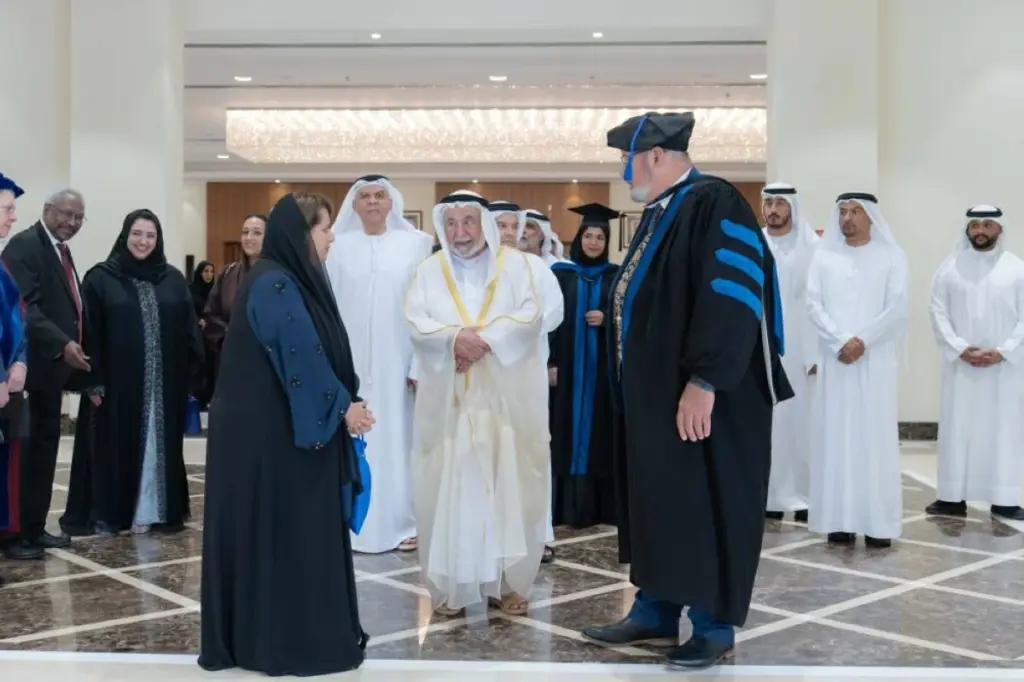 سلطان يشهد حفل تخريج طلبة أكاديمية الفنون الأدائية في الشارقة سلطان يشهد حفل تخريج طلبة أكاديمية الفنون الأدائية في الشارقة