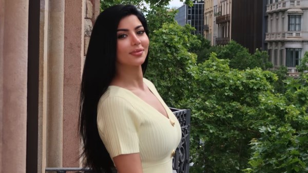 لوك غير تقليدي.. كارولين عزمي تستعرض رشاقتها