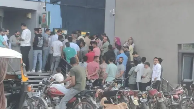 صورة لمواطنين مصريين بالعشرات أمام ماكينات صرف النقد