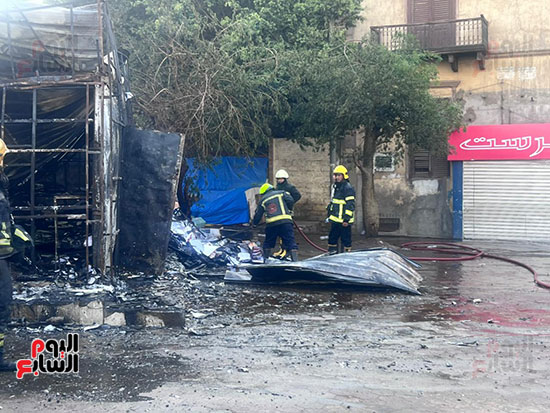  السيطرة الكاملة على الحريق الذي اندلع بكشك تجاري بمنطقة الفجالة  (4)