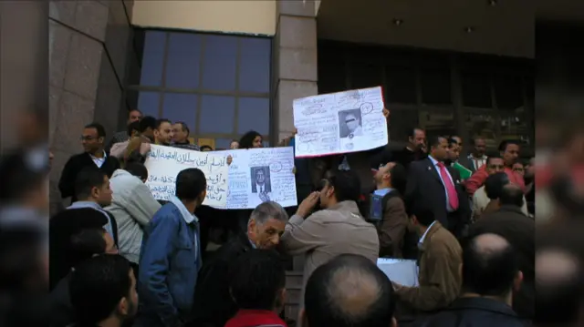 مظاهرة أمام مجلس الدولة في مصر، ويقف عشرات الأشخاص حاملين لافتتات تطالب بحقوق البهائيين في استصدار أةراق رسمية فيها البهائية كديانة