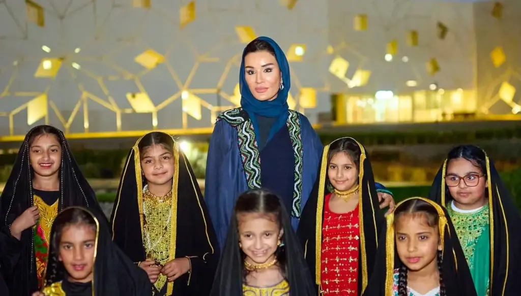 الشيخة موزة تعايد المسلمين في عيد الأضحى بإطلالة شرقية فاخرة الشيخة موزة تعايد المسلمين في عيد الأضحى بإطلالة شرقية فاخرة