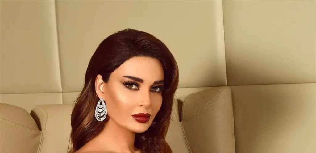 سيرين عبد النور تلفت الأنظار بإطلالة صيفية أنيقة