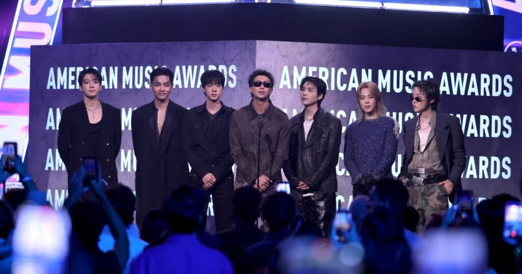 نجوم الكيبوب BTS يفوزون بجائزة فنان العام في حفل AMAs لعام 2026