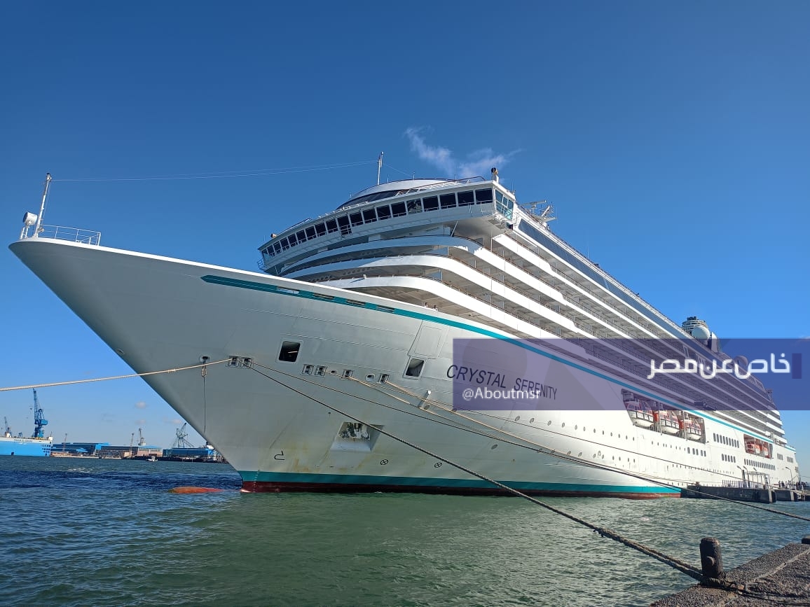 لحظة عبور السفينة السياحية “CRYSTAL SERENITY” من ميناء غرب بورسعيد