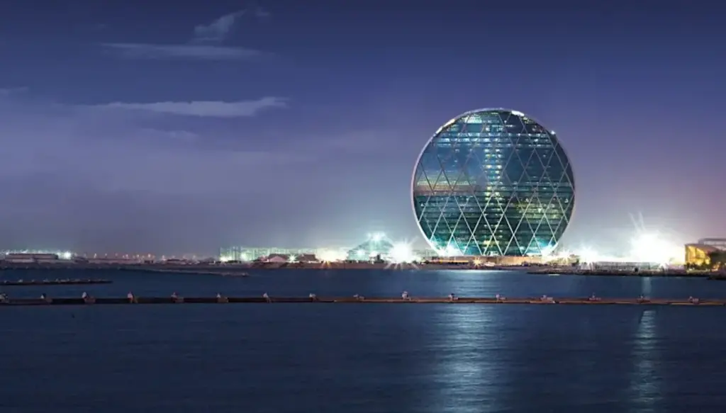 قصة تصميم مقر الدار في أبوظبي وأسراره الهندسية قصة تصميم مقر الدار في أبوظبي وأسراره الهندسية