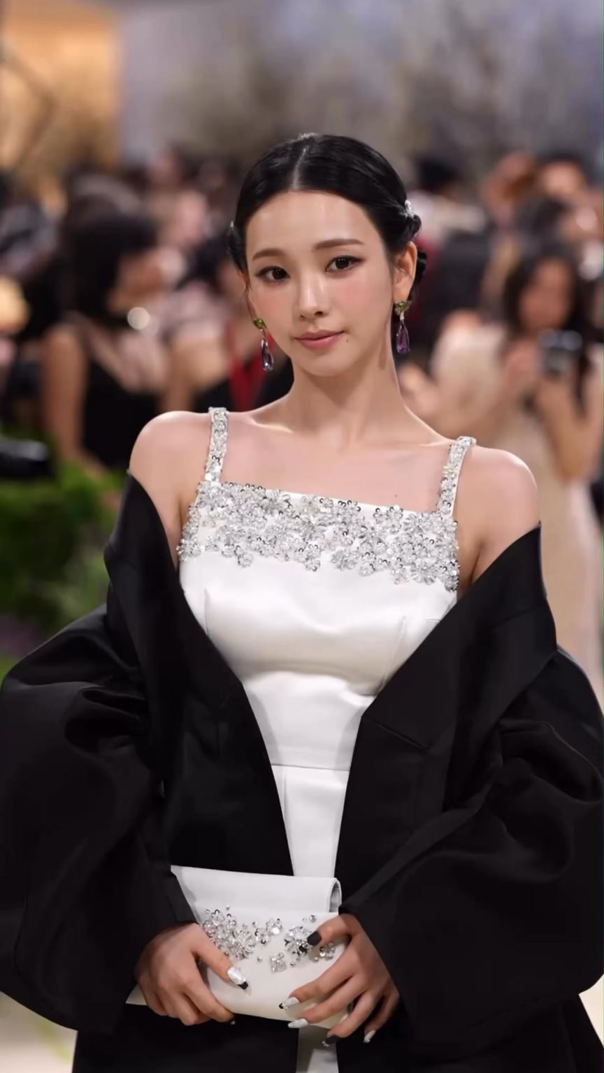 260505: تحديث انستقرام VOGUE Hong Kong مع كارينا في حفل 2026 Met Gala