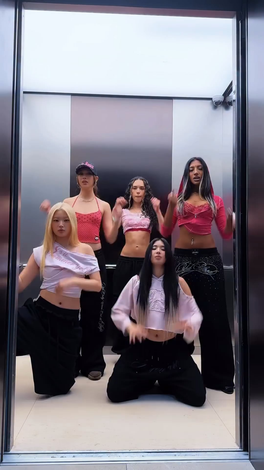 260507 تحديث KATSEYE TikTok مع LE SSERAFIM - الذهاب (PINKY) UP ⬆️ (تحدي PINKY UP مع ILLIT Wonhee & Iroha و KATSEYE)