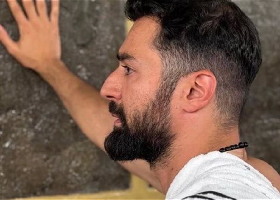 ممثل شهير يثير قلق جمهوره بعد إصابته في قدمه خلال تأديته مناسك الحج (صور) image