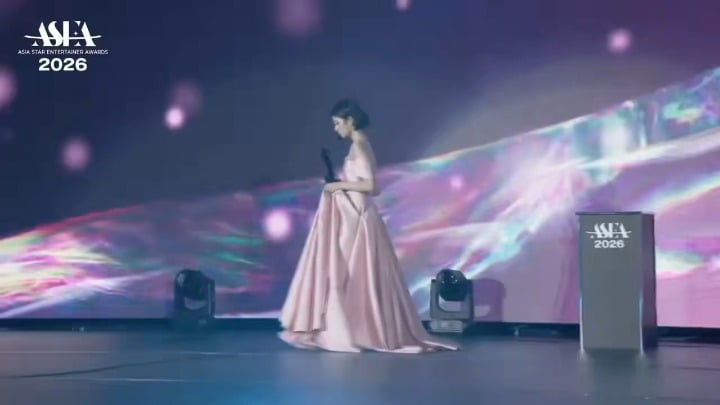 260516 IVE فازت بجائزة "ASEA The Platinum" في حفل توزيع جوائز Asia Star Entertainer (ASEA) 2026 (استلمها MC Rei)