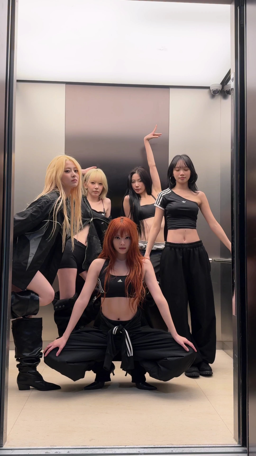 260507 تحديث LE SSERAFIM TikTok (3) - ما الذي يحدث في المصعد 👀 (تحدي الاحتفال مع ILLIT Iroha & Wonhee و KATSEYE Daniela وLara وSophia)