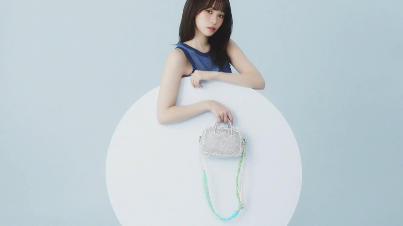 260514 Kim Chaewon - حملة ANTEPRIMA SS26 "Daily Sparkle" مع Kim Chaewon (Boxxie Wirebag + Lucchetto II Wirebag + Standard Miniatura Wirebag CF)