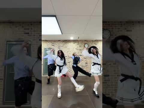 ILLIT IROHA & YUNAH مع TWS JIHOON & KYUNGMIN - إنه أنا (تحدي الرقص) (260503)